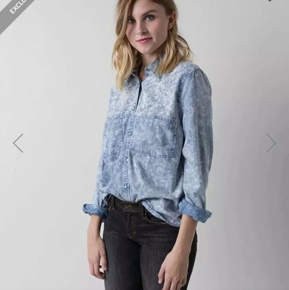 Gimmicks by BKE Perforated Chambray Shirt Light Denim Bleached Super Cute - Picture 5 of 6